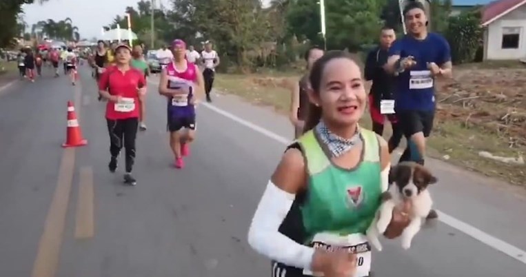 Μετάλλιο φιλοζωίας: Έτρεξε 30 χιλιόμετρα Μαραθωνίου κουβαλώντας ένα αδέσποτο κουτάβι και σώζοντάς το