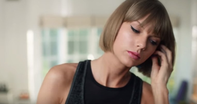 Στη νέα διαφήμιση της Apple η Τaylor Swift τρώει τα μούτρα της (κυριολεκτικά)