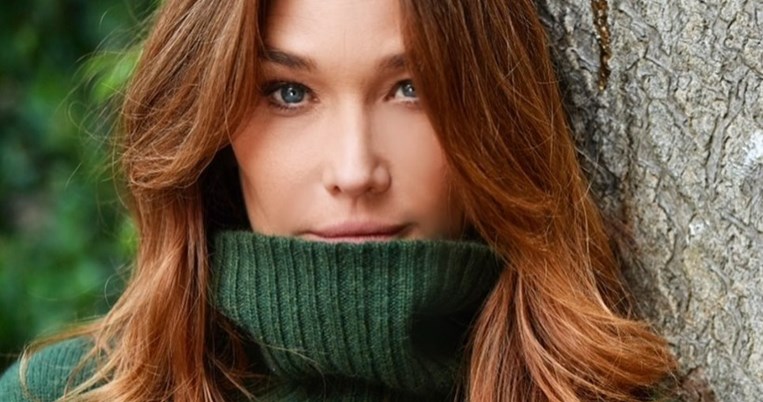 Μεγαλώνει υπέροχα: H 53χρονη πανέμορφη Κάρλα Μπρούνι ζωγράφισε την ηλικία της στον ώμο της