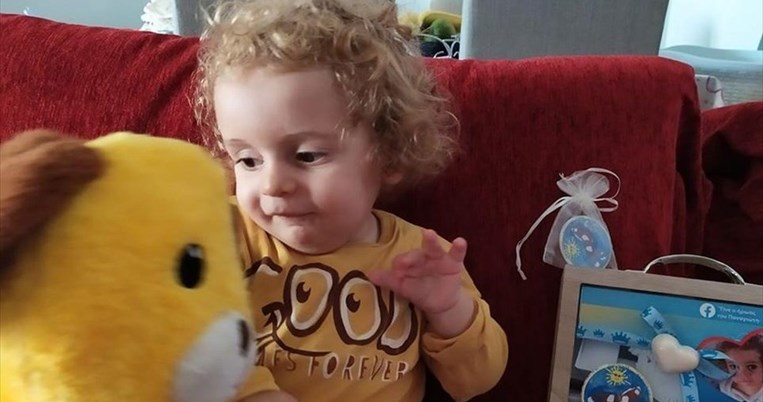 Στέκεται όρθιος μπροστά στο χριστουγεννιάτικο δέντρο. Η μεγάλη βελτίωση του μικρού Παναγιώτη Ραφαήλ