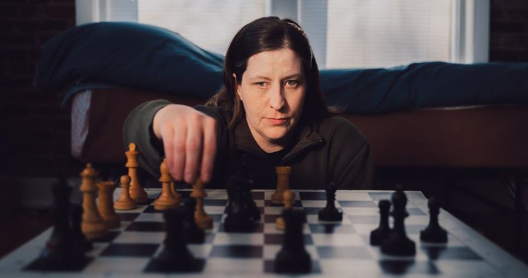 Η ιστορία της υπέροχης γυναίκας που είναι πρωταθλήτρια στο σκάκι αλλά βλέπει με δυσκολία τη σκακιέρα