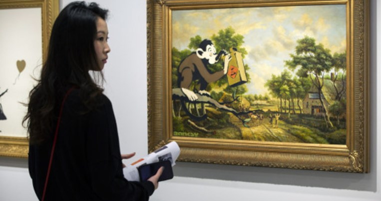 Πώς η πώληση ενός έργου του Banksy έσωσε το εργατικό δυναμικό ενός μουσείου στο Άμστερνταμ