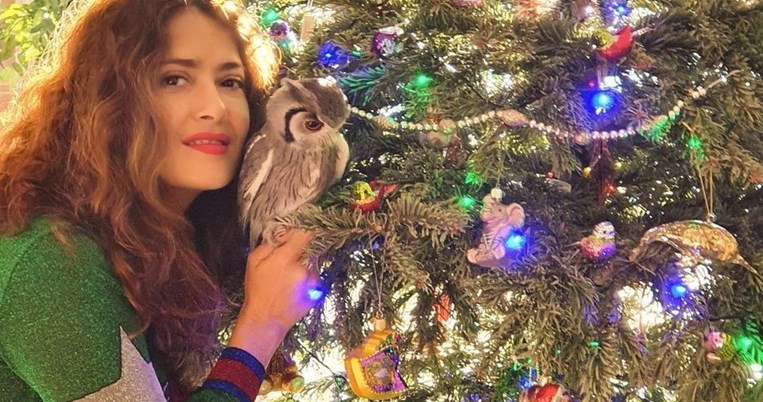 Στον κόσμο της Σάλμα Χάγιεκ είναι πάντα καλοκαίρι: Με μπικίνι ετοιμάζεται να υποδεχτεί τη νέα χρονιά