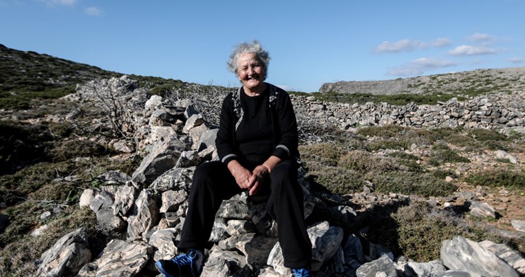 «Είμαι σε καραντίνα τόσα χρόνια»: Η ιστορία της 74χρονης κυράς Ρηνιώς, που ζει μόνη σε βραχονησίδα