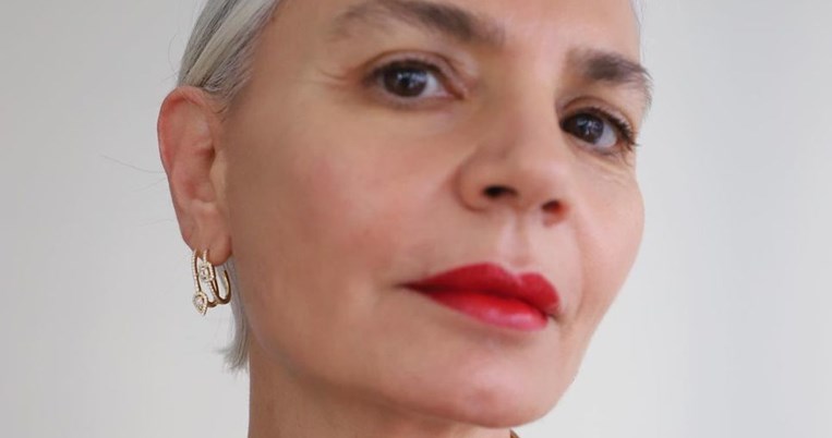 Μετά τα πενήντα: Το συστατικό που δεν πρέπει να λείπει από την καθημερινή ρουτίνα ομορφιάς μας