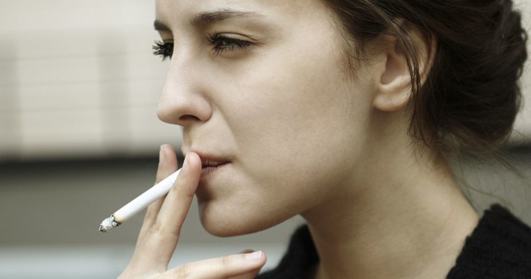 H σοκαριστική αλήθεια για το τι προκαλεί το κάπνισμα στο στόμα σας