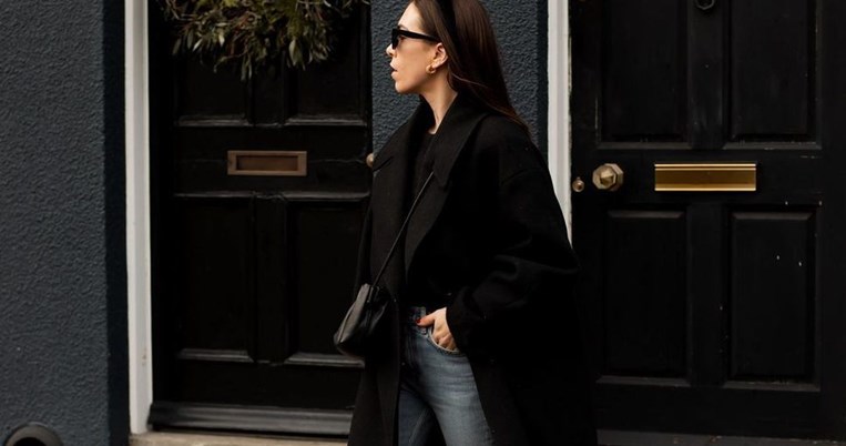 «Είμαι τόσο ερωτευμένη με αυτό το τζιν»: Το ντένιμ παντελόνι που κάνει τη μέση να δείχνει πιο λεπτή