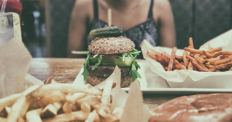 Πώς να μειώσω την πείνα μου όταν κάνω δίαιτα; Δύο Ελληνίδες διατροφολόγοι συμβουλεύουν