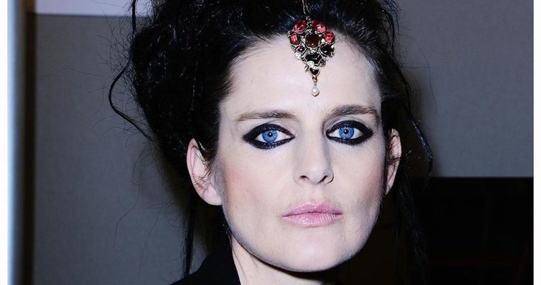 «Ένιωθε ανίκανη να συνεχίσει τη ζωή της»: Σε αυτοκτονία οφείλεται ο θάνατος της Stella Tennant