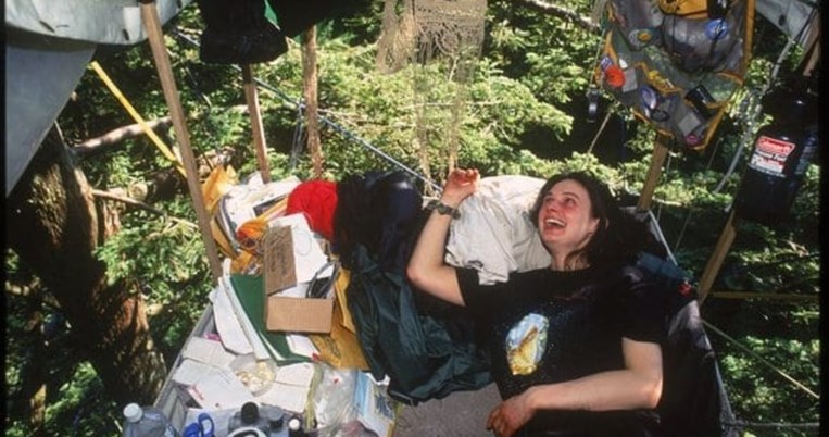 Η απίστευτη ιστορία της ακτιβίστριας που μετά από φοβερό ατύχημα πέρασε 738 μέρες πάνω σε ένα δέντρο