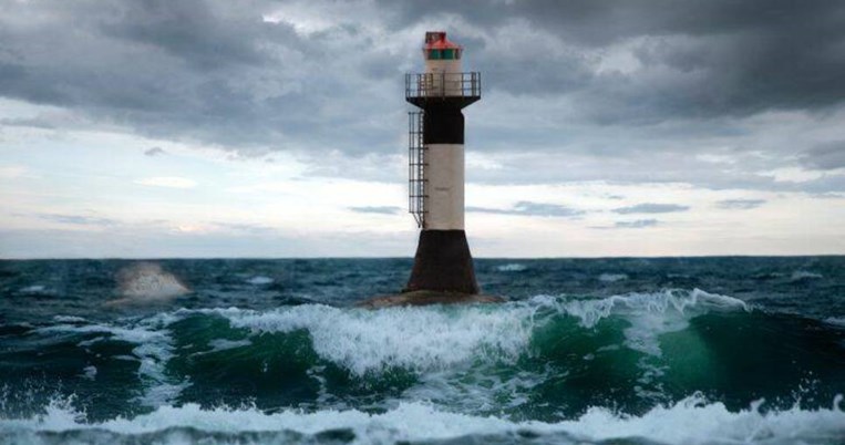 Ζητείται μοναχικός σινεφίλ για να κατοικήσει για επτά ημέρες σε ερημικό νησί μόνο με τις ταινίες του