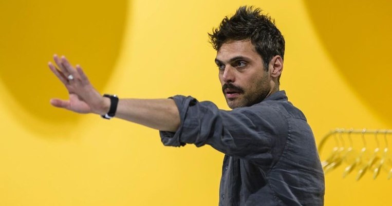 «Γνώρισα τη Δανάη Μιχαλάκη ενώ δούλευε σερβιτόρα. Ξαφνικά έγινε το κάστινγκ για τις Άγριες Μέλισσες»