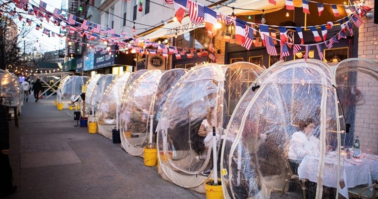 Έτσι τρώνε στη Νέα Υόρκη εν μέσω πανδημίας: Φούσκες, θερμάστρες και απομονωμένες, ξύλινες καμπίνες