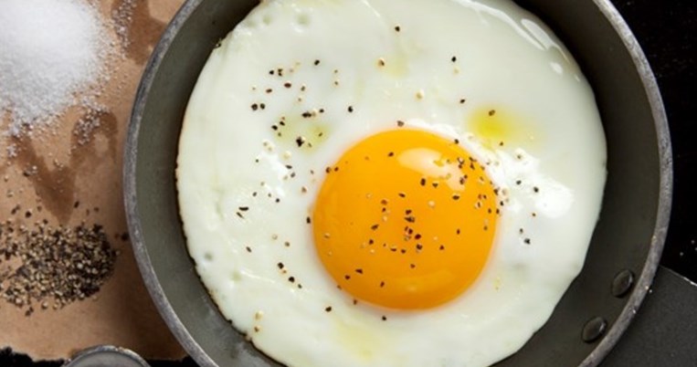 Αυτό είναι το μυστικό για να φτιάξεις τα νοστιμότερα τηγανιτά αυγά. Το αποκαλύπτει σπουδαίος σεφ