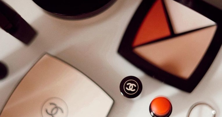 Το διαχρονικό μπεστ σέλερ προϊόν μακιγιάζ της Chanel: Κολακεύει όλες τις γυναίκες