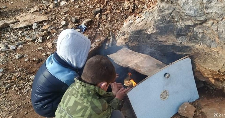 Προσφυγόπουλα βυθισμένα στην παγωνιά και τη λάσπη: Απάνθρωπες φωτογραφίες από καταυλισμούς