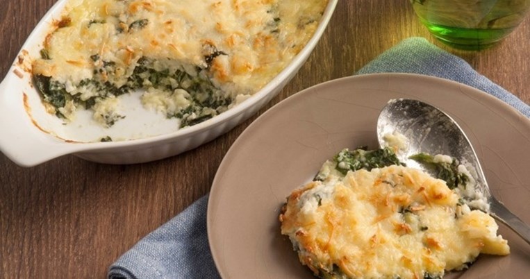 Ιδανικό για το Σαββατοκύριακο: Πανεύκολο, ζουμερό ογκρατέν από ψωμί του τοστ με σπανάκι και τυριά