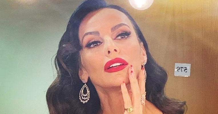 Φωτίζει φυσικά το πρόσωπο: Το νέο χρώμα μαλλιών της Μπέττυς Μαγγίρα μας εμπνέει για ανανέωση