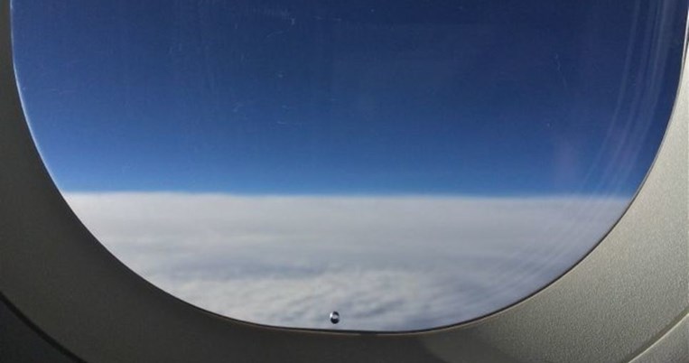 Γνωρίζετε γιατί τα παράθυρα των αεροπλάνων έχουν τρύπα; 