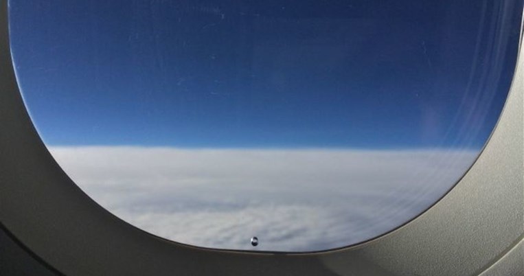 Γνωρίζετε γιατί τα παράθυρα των αεροπλάνων έχουν τρύπα; 