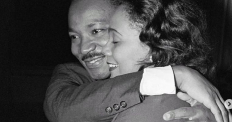 Η αγκαλιά του Μάρτιν Λούθερ Κινγκ και της συζύγου του, Κορέτα Σκοτ, θα μείνει για πάντα