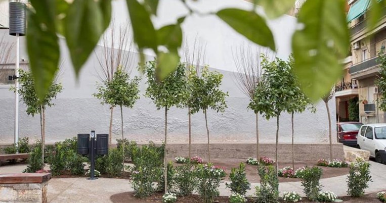 Kαι έτσι ξαφνικά ένα «πάρκο τσέπης» εμφανίστηκε στον Κολωνό. Με ανακυκλώσιμα παγκάκια και σκυρόδεμα