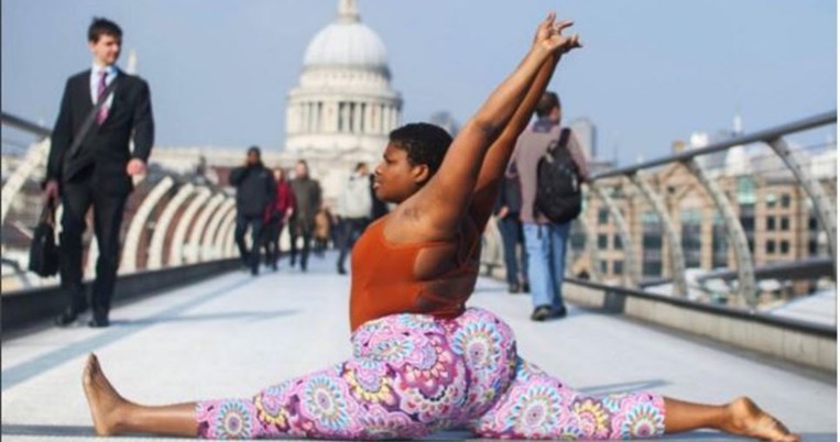 Η γιόγκι γκούρου που αψηφά τη βαρύτητα και τα έξτρα κιλά