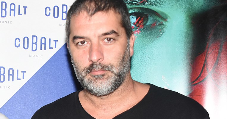 «Λατρεύω τις πόρνες, τους ναρκομανείς, τα τραβεστί…»: Ο Βασίλης Μπισμπίκης για το περιθώριο