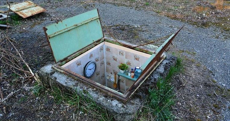 Street artist μεταμορφώνει εγκαταλελειμμένα φρεάτια σε υπέροχα σπίτια-μινιατούρες