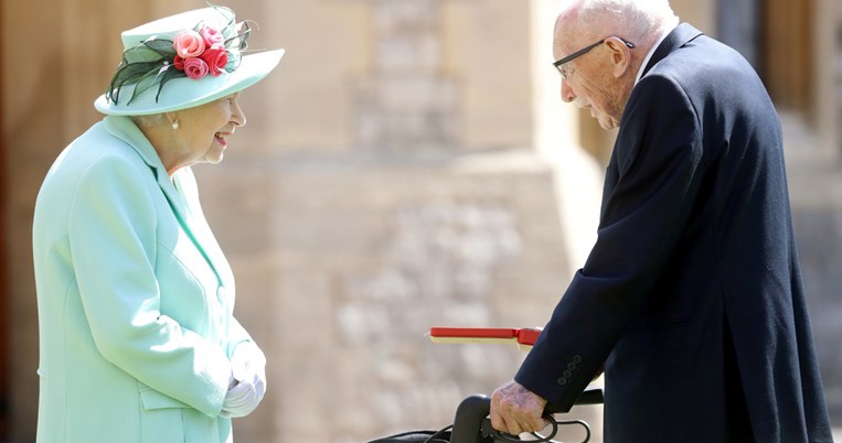 Πέθανε από κορονοϊό ο 100χρονος Τομ Μουρ, ο Βρετανός που έκανε έρανο-ρεκόρ κατά του κορονοϊού