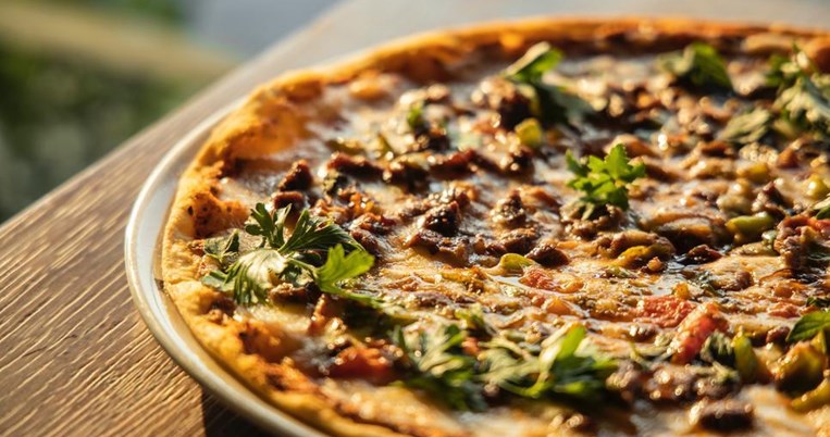 Πίτσα με βάση το κολοκυθάκι: Light, ακόμα πιο νόστιμη από τη συμβατική ζύμη, σούπερ θρεπτική