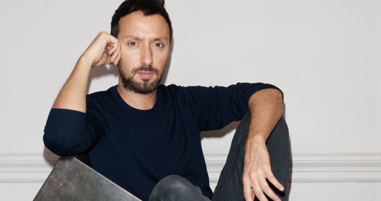 Είναι επίσημο. Ο Anthony Vaccarello είναι ο νέος καλλιτεχνικός διευθυντής του Saint Laurent