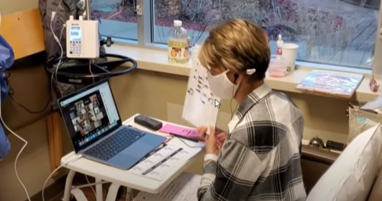 Νηπιαγωγός κάνει τηλεκπαίδευση στη διάρκεια χημειοθεραπείας της για προχωρημένο καρκίνο των ωοθηκών