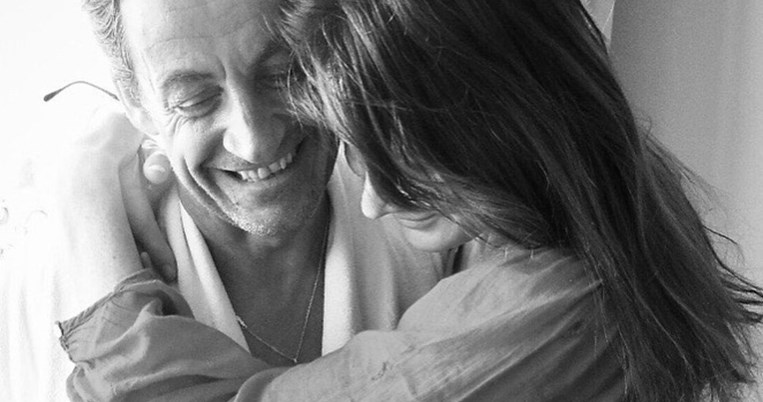 Η 9χρονη κόρη του Νικολά Σαρκοζί και της Κάρλα Μπρούνι, Τζούλια, τραγουδάει ήδη υπέροχα