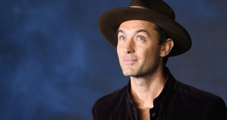 Η 20χρονη κόρη του Τζουντ Λο τον συναγωνίζεται σε ομορφιά και γίνεται πρέσβειρα πολυτελούς brand