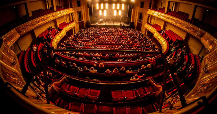 «Γνωστός κωμικός ηθοποιός με χτύπησε και προσπάθησε να με βιάσει. Λιποθύμησα»