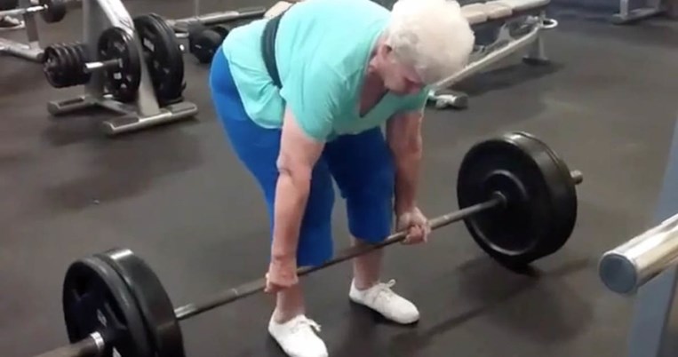 Αυτή η γιαγιά σηκώνει περισσότερα βάρη από εσένα