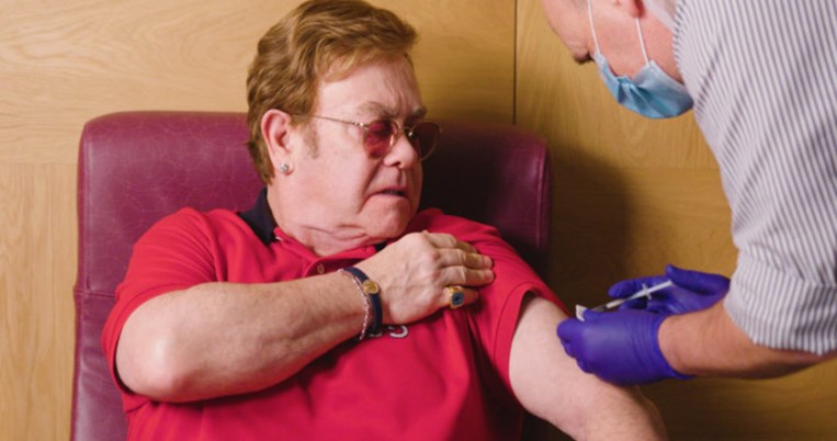 Ο Έλτον Τζον και ο Μάικλ Κέιν είναι αληθινά υπέροχοι στη νέα καμπάνια εμβολιασμού της Βρετανίας