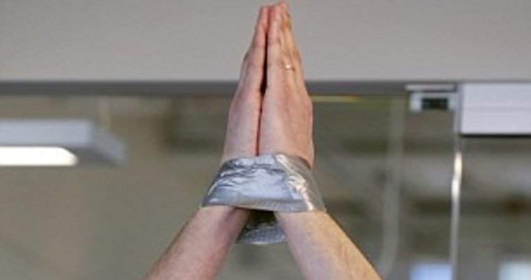 Πώς να ελευθερωθείς σε δευτερόλεπτα αν σε δέσουν με μονωτική ταινία