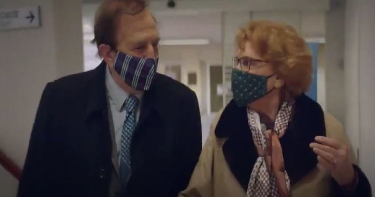 Η Μάρω Κοντού και ο Γιώργος Κωνσταντίνου πρωταγωνιστούν σε νέο βίντεο εκστρατείας για τον εμβολιασμό