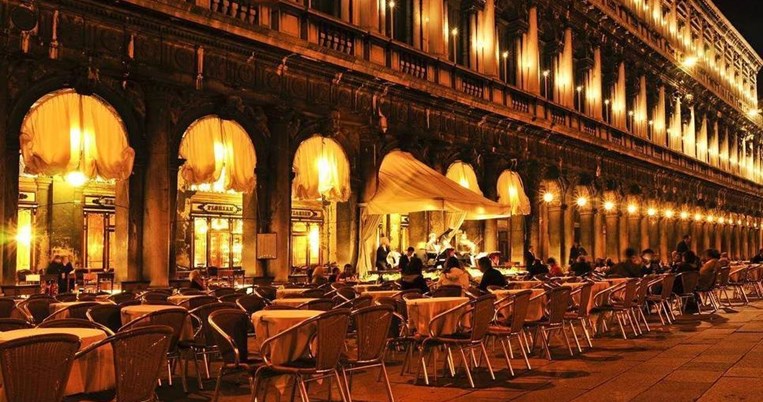Το Caffè Florian παραμένει σαν καθρέφτης μιας ολόκληρης πόλης-φάντασμα, της Βενετίας