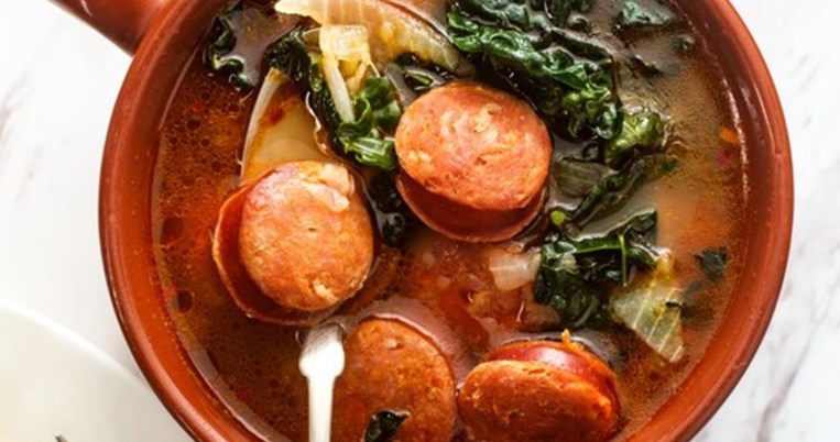 Σούπα με κριθαράκι και λουκάνικο: Το πιο εύκολο και νόστιμο comfort food για τις κρύες μέρες