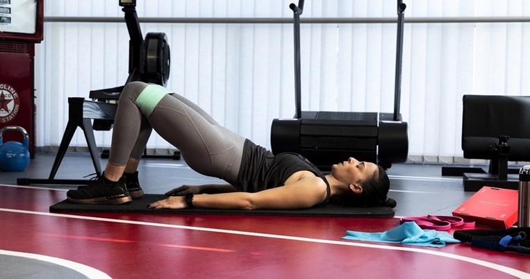 Σμιλεμένοι γλουτοί: Ελληνίδα trainer δείχνει πρόγραμμα άσκησης που μπορούμε να κάνουμε σπίτι