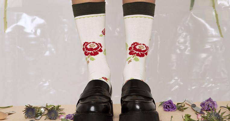 Οι ελληνικές κάλτσες που φτιάχνονται από 100% βαμβάκι, χιούμορ, παράδοση και ποίηση 
