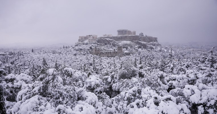 Η Ακρόπολη στα λευκά: Παραμυθένιες φωτογραφίες από τη Αθήνα όπως δεν την έχουμε ξαναδεί