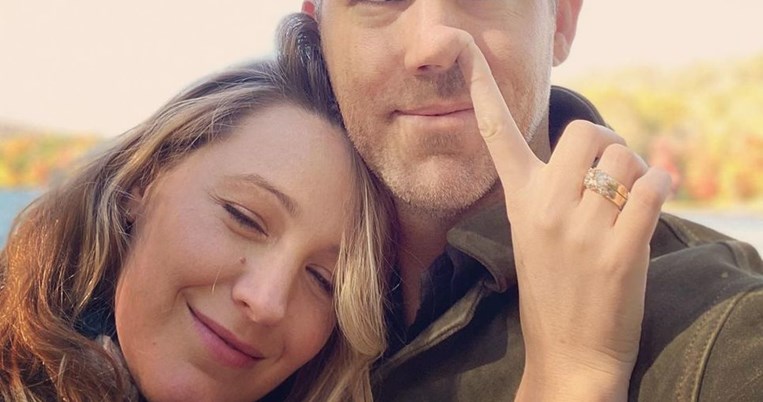 «Τι θα έκανα χωρίς εσένα»: O Ράιν Ρέινολντς βάφει τα μαλλιά της Μπλέικ Λάιβλι στο μπάνιο τους