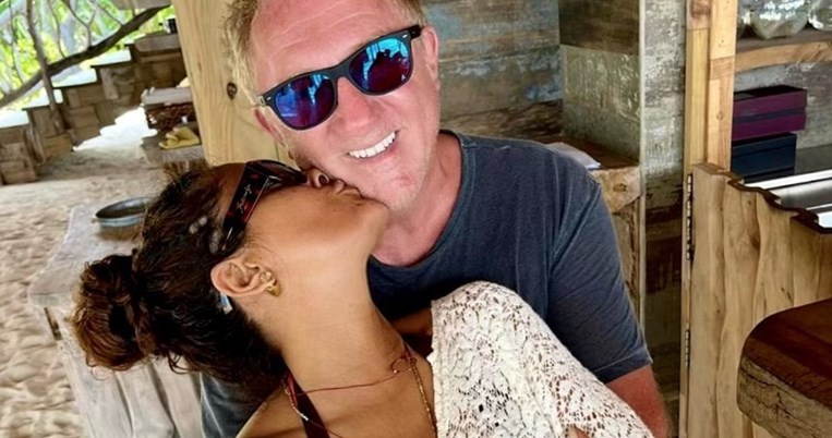 «Όταν τον παντρεύτηκα όλοι είπαν ότι το κάνω για τα λεφτά του. Είπα "Σκεφτείτε ό,τι θέλετε"»