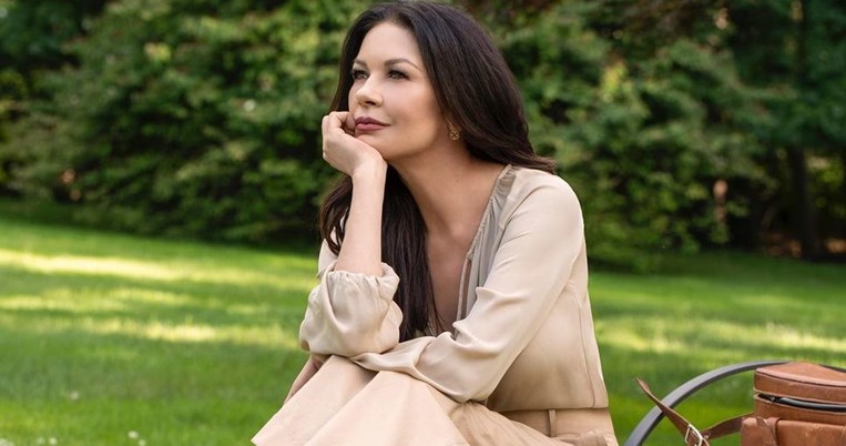 H Κάθριν Ζέτα Τζόουνς σε ρόλο σχεδιάστριας μόδας, κυκλοφορεί την πρώτη της συλλογή με ρούχα