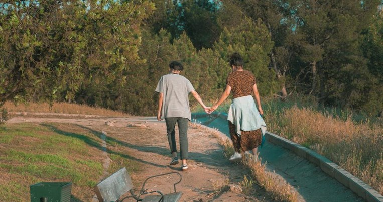 «Ευτυχώς ακόμα μπορώ να αγγίζω αυτούς που αγαπώ»: Η ανθρώπινη επαφή θα νικήσει 