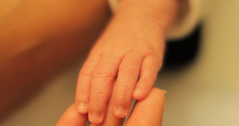 Γυναίκα πρόσφυγας γέννησε το 6ο της παιδί σε ασθενοφόρο του Πολεμικού Ναυτικού στο Λαύριο